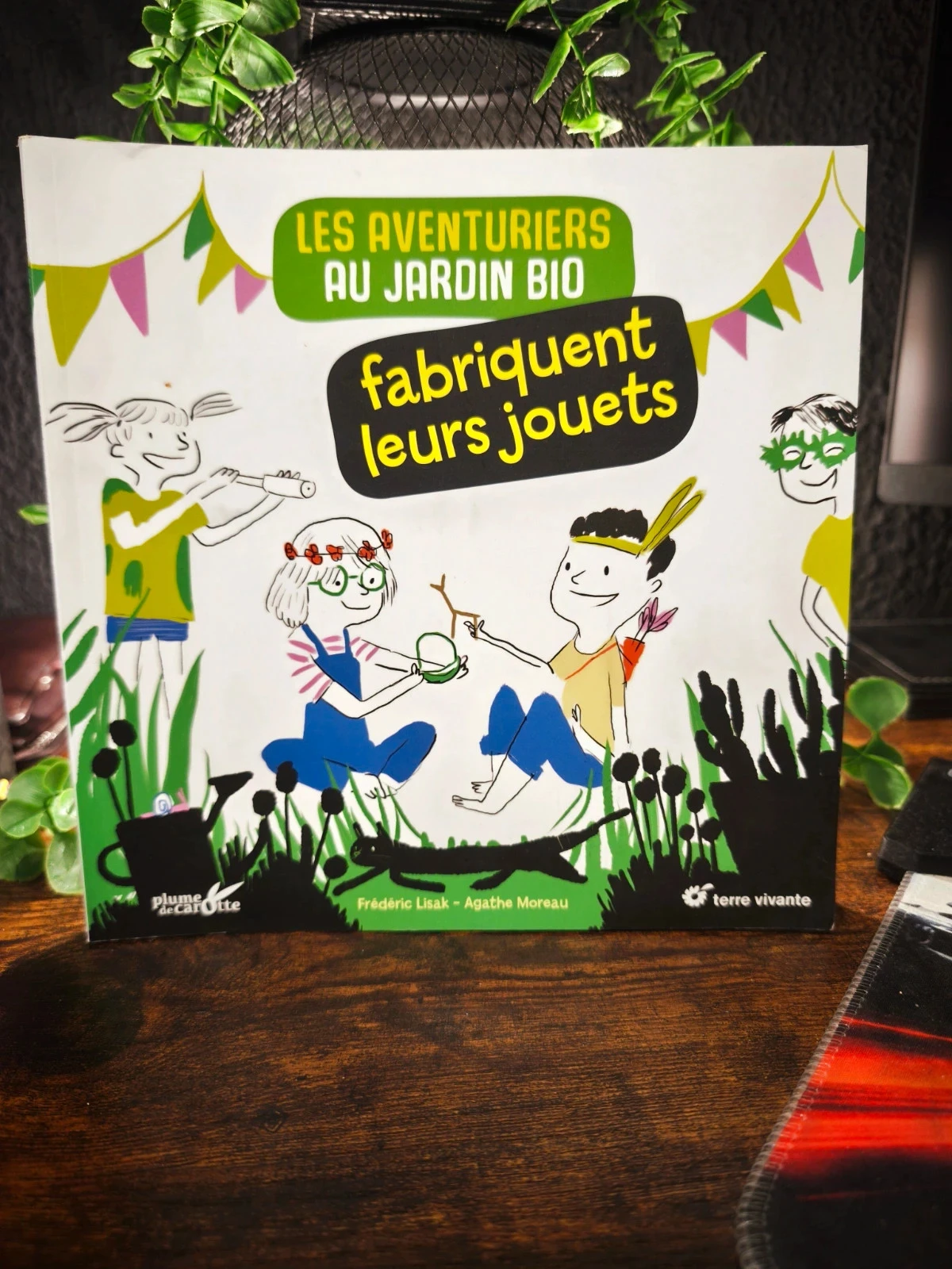 Les aventuriers au jardin bio fabriquent leurs jouets